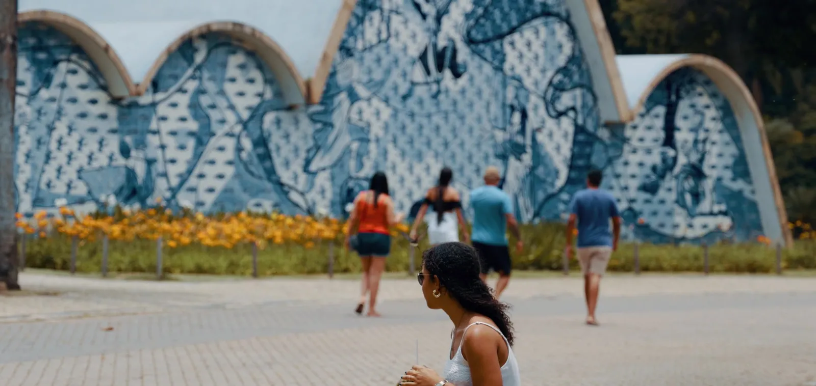 Visitantes junto aos azulejos da Igrejinha da Pampulha