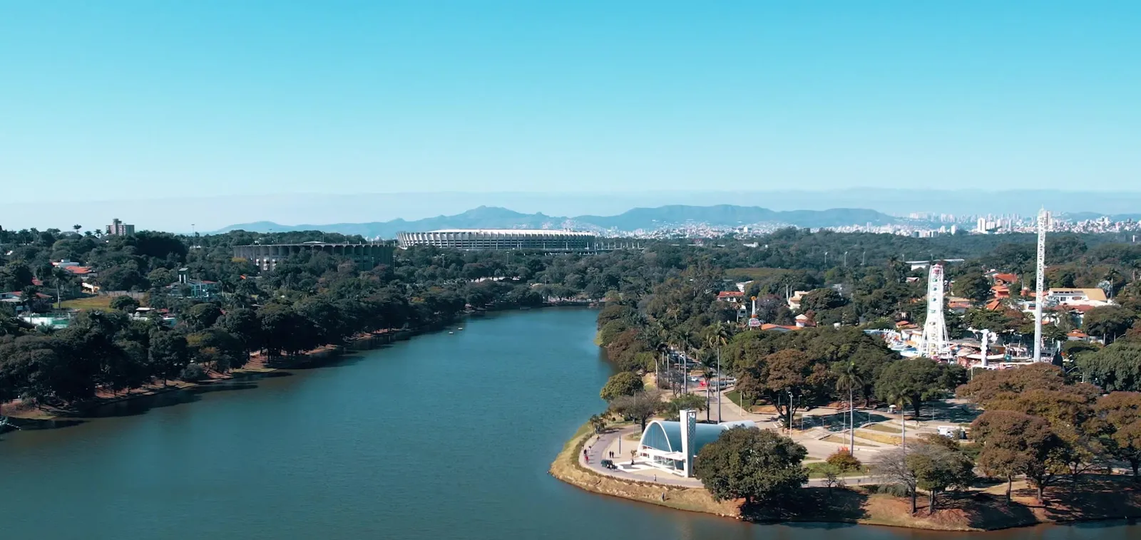 Vista aérea da Lagoa da Pampulha com a Igrejinha e o Mineirão