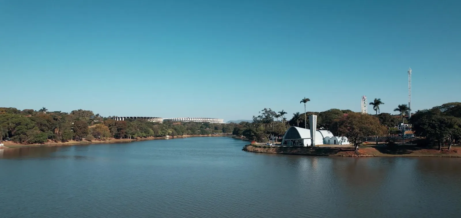 Lagoa da Pampulha e Igrejinha à beira da água